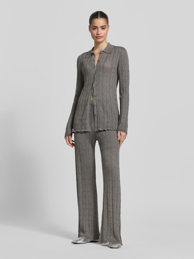 Frauenmodel trägt Strickshirt mit Polokragen und durchgehender Knopfleiste von Jake*s Collection aus Material-Mix mit Viskose-Anteil, Slim Fit, graue Farbe, dezente Rippenstruktur, Rückenlänge bei Größe 38: 70 cm, Ärmellänge: 66 cm, Ganzkörperansicht von vorne.