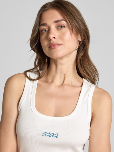 Kobiece modelka nosi Slim Fit Tank Top aus Baumwoll-Mix Modell 'DISA' von Vero Moda, efekt: jednolity kolor, wyhaftowane logo, dekolt w łódkę, szerokie ramiączka, prążkowana faktura, mieszanka bawełny; zbliżenie na górną część ciała.