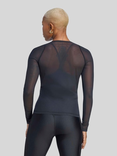 Vrouwenmodel draagt Regular fit sport-langarmshirt met logodetail van adidas Training, effen kleuren, mat, mesh, kanten patroon, ronde hals, lange mouwen, rolzoom aan mouwen en rompzoom, materiaalverwerking: mesh, logodetail, ganzkörperansicht rückansicht.
