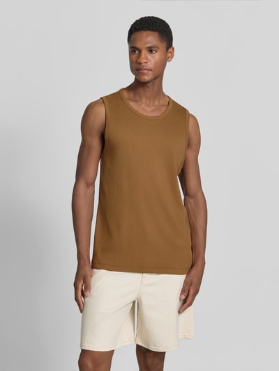Männermodel trägt Slim Fit Tank Top aus Baumwoll-Mix von s.Oliver RED LABEL, unifarben braun, breite Träger, Feinripp, Ganzkörperansicht von vorne
