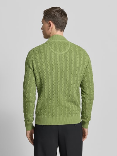 Männermodel trägt Strickpullover mit kurzem Reißverschluss van Fynch-Hatton in groen, kabelstructuur, pure katoen, regular fit, geribbelde boorden, label-stitching, Ganzkörperansicht Rückansicht.