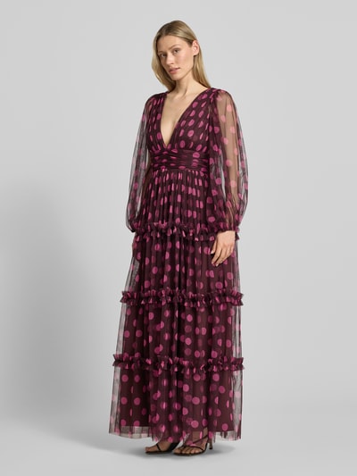 Frauenmodel trägt Maxikleid mit tiefem V-Ausschnitt von LACE & BEADS aus Mesh in A-Linie, Stufen-Look, Taillenband, Ganzkörperansicht von vorne.