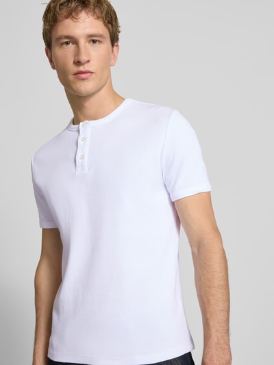 Männermodel trägt T-Shirt mit kurzer Knopfleiste von REVIEW aus Baumwoll-Mix mit Stretch-Anteil, Weiß, Körpernaher-Schnitt, Feinripp, Rundhalsausschnitt, Rückenlänge 64 cm, Ganzkörperansicht von vorne.