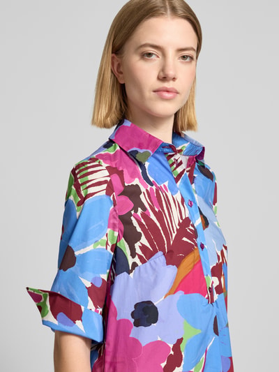 Frauenmodel trägt Relaxed Fit Midikleid mit floralem Allover-Print von Christian Berg Woman Selection in bunten Farben, reine Baumwolle, Umlegekragen, Halbarm, Knopfleiste, Nahaufnahme Oberkörper.
