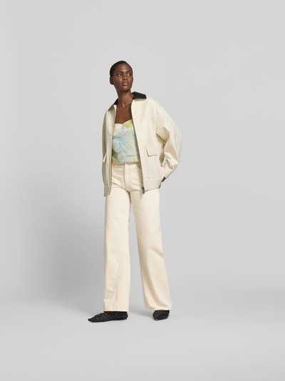 Frauenmodel trägt Wide Fit Jeans aus reiner Baumwolle von Anine Bing, cremefarben, 5-Pocket-Design, Ziernähte, Ganzkörperansicht von vorne.