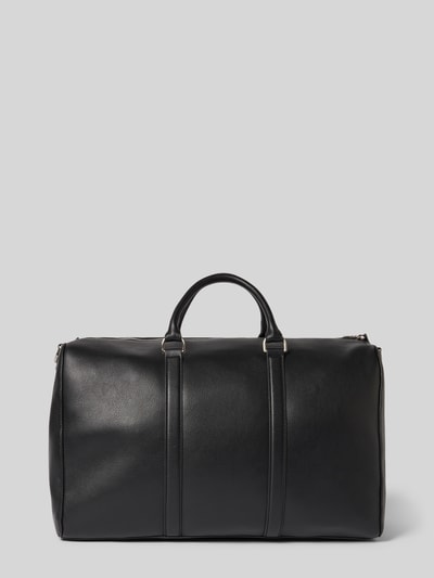 Produktfoto, Weekender mit abnehmbarem Schulterriemen von CK Calvin Klein in Schwarz, Hauptfach mit Reißverschluss, Label-Detail, Tragehenkel, Maße 46 cm Breite, 27 cm Länge, 21 cm Tiefe, Schulterriemen 78 cm