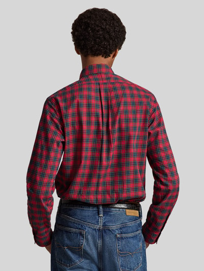 Männermodel trägt Custom Fit Freizeithemd aus reiner Baumwolle von Polo Ralph Lauren in rot-blau kariertem Muster, Ganzkörperansicht Rückansicht.