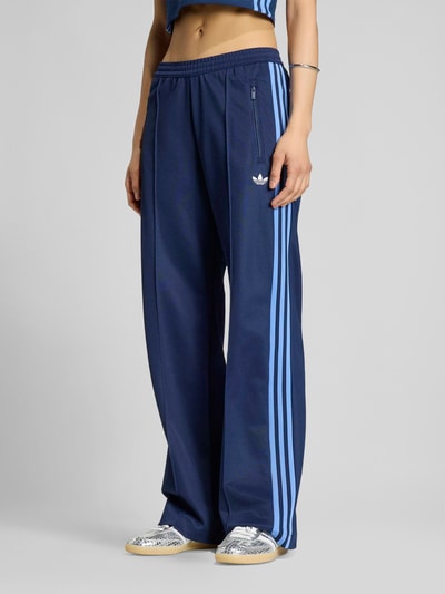 adidas Originals Spodnie dresowe o kroju loose fit z paskami w kontrastowym kolorze Błękitny 4