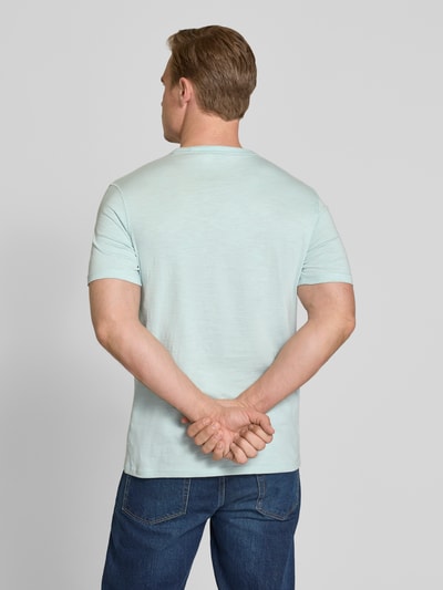 Männermodel trägt Regular Fit T-Shirt aus reiner Baumwolle Modell 'TEGOOD' von BOSS Orange, Optik: Unifarben, Ganzkörperansicht Rückansicht