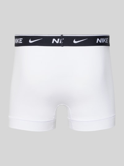 Produktfoto, weiße Trunks aus Baumwoll-Mix Modell 'ESSENTIAL' von Nike mit elastischem Logo-Bund, eng anliegende Passform