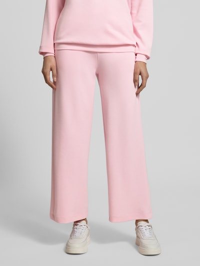 Frauenmodel trägt Sweatpants mit elastischem Bund Modell 'Banu' von Soyaconcept, Material-Mix, locker, rosa, Nahaufnahme Unterkörper.