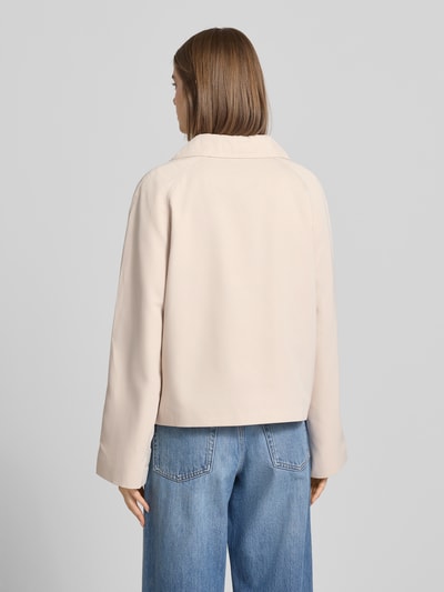 Frauenmodel trägt Regular Fit Trenchcoat mit breitem Reverskragen Modell 'SCARLETT' von Pieces, Optik: Unifarben, Cropped, Ganzkörperansicht Rückansicht.