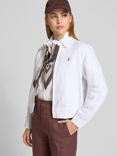 Vrouwenmodel draagt Regular Fit Jacke aus reinem Leinen van Polo Ralph Lauren, wit, unikleur, lange mouw, elastische zoom, tweewegritssluiting, logo-stiksel, zakken, puur linnen, voorkant bovenlichaam close-up.