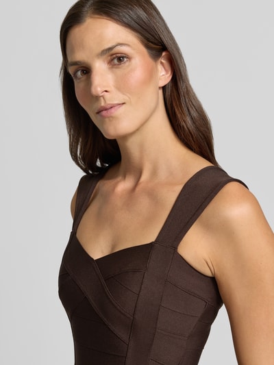 Frauenmodel trägt Cocktailkleid mit Stretch-Anteil von Lipsy in Dunkelbraun, eng anliegend, ärmellos, Herz-Ausschnitt, Nahaufnahme Oberkörper.