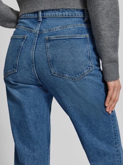 Kobiece model prezentuje Bootcut Fit Jeans aus Baumwoll-Mix od Jake*s Casual, mieszanka bawełny i elastanu, 5 kieszeni, widok na tył, zbliżenie na biodra