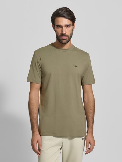 Męski model nosi Regular Fit T-Shirt aus Baumwoll-Mix od BOSS Green, kolor jednolity, krótki rękaw, nadruk z logo, bawełniany materiał, widok na cały korpus z przodu.