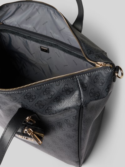 Produktfoto, czarna Tote Bag in Stepp-Optik Modell 'Latona' von GUESS z efektem pikowania, Główna przegroda z zamkiem błyskawicznym, odpinany pasek na ramię, Szerokość w rozmiarze 1: 33 cm, Długość w rozmiarze 1: 28 cm, Głębokość w rozmiarze 1: 12 cm, długość paska na ramię w rozmiarze 1: 122 cm