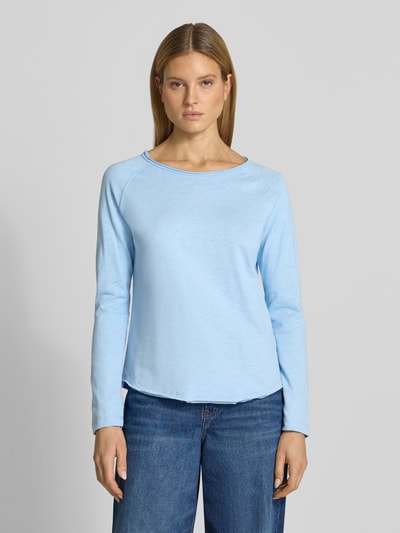 Frauenmodel trägt Longsleeve mit Rundhalsausschnitt von Smith and Soul aus reiner Baumwolle, Regular-Fit, Rollsaum, hellblau, Ganzkörperansicht von vorne. Rückenlänge bei Größe S: 60 cm.