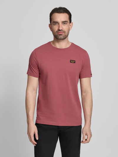 Männermodel trägt T-Shirt mit Label-Details und Rundhalsausschnitt von PME Legend aus Baumwoll-Elasthan-Mix, Regular-Fit, Ganzkörperansicht von vorne. Rückenlänge bei Größe M 70 cm.