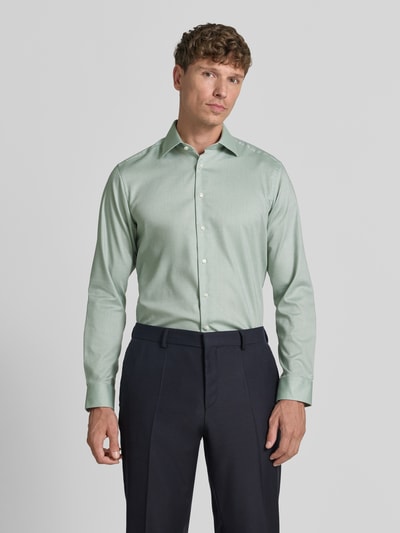 Männermodel draagt Regular Fit Business-Hemd mit Kentkragen von Christian Berg Men in lichtgroen, puur katoen, knoopsluiting, met lange mouwen, ruglengte 78 cm, schouderbreedte 45 cm, mouwlengte 65 cm, ganzkörperansicht van voren.