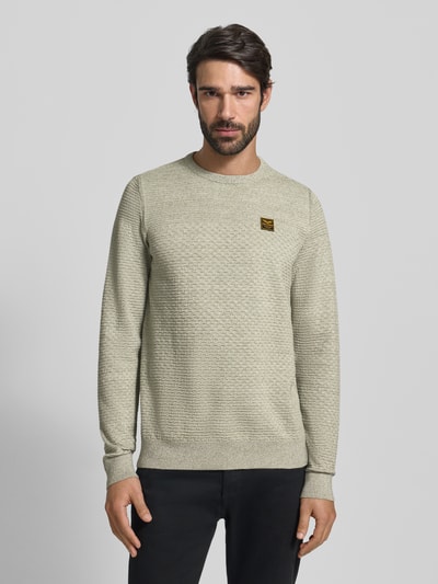 Männermodel trägt Strickpullover mit gerippten Abschlüssen von PME Legend in Beige, Baumwolle, Label-Detail, Ganzkörperansicht von vorne.