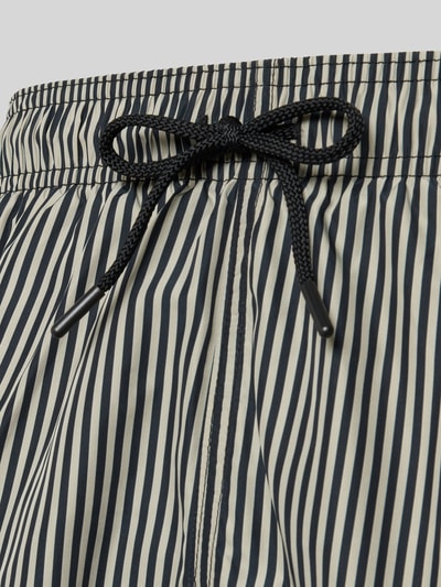 Produktfoto, Badehose mit Tunnelzug von Emporio Armani, Regular-Fit, elastischer Bund, Seitentaschen, Label-Stickerei, gestreiftes Muster, glatte Textur