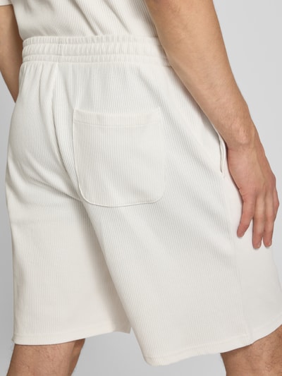 REVIEW Straight Fit Sweatshorts mit Strukturmuster Offwhite 3