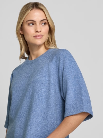 Kobieta prezentuje sweter 'Loose-Fit Pullover mit 3/4-Arm' od Soyaconcept w kolorze niebieskim, prosta faktura, zbliżenie na górną część ciała.