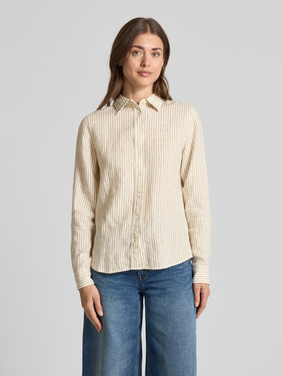 Frauenmodel trägt Regular Fit Leinenbluse mit Hemdblusenkragen und Label-Stitching von Gant in Beige gestreift, Ganzkörperansicht von vorne.
