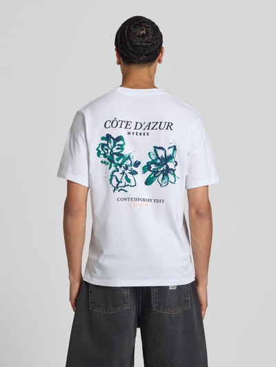Männermodel trägt T-shirt mit motiefprint en ronde hals van Jack & Jones, puur katoen, regular fit, ruglengte maat M 70 cm, ganzkörperansicht rückansicht.