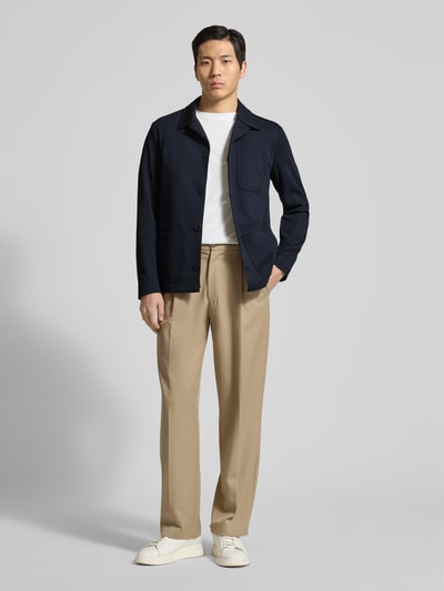 Männermodel trägt Slim Fit Hemdjacke mit Kentkragen Modell 'DiJohn' von Zuitable im Material-Mix mit Viskose-Anteil, Ganzkörperansicht von vorne.