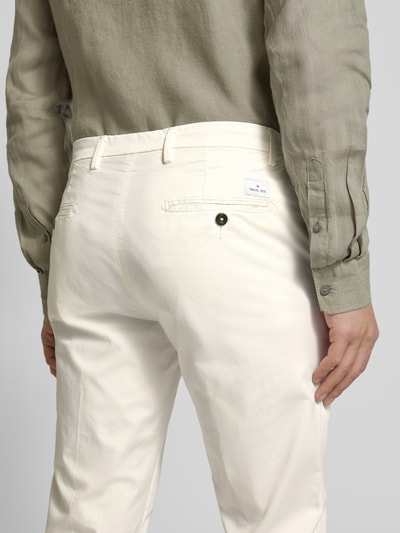 Männermodel trägt Hose mit Eingrifftaschen von Manuel Ritz, Baumwoll-Elasthan-Mix, Slim-Fit, Gesäßtaschen, Ganzkörperansicht Rückansicht.