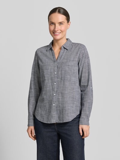 Frauenmodel trägt Regular Fit Hemdbluse aus reiner Baumwolle von Tom Tailor, Optik:Allover-Muster, Hahnentritt, Grau, Ganzkörperansicht von vorne.