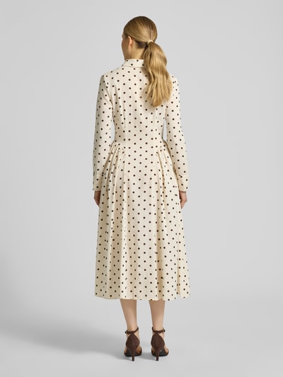 Vrouwenmodel draagt Hemdblusenkleid im Allover-Look mit Knopfleiste van Little Mistress, mix van katoen en rayon, a-lijn, midi-jurk, all-over look, knoopsluiting, ruglengte bij maat 36: 124 cm, borstwijdte bij maat 36: 43 cm, mouwlengte bij maat 36: 62 cm, crème met zwarte stippen, rechte vormen, matte stof, ganzkörperansicht rückansicht.
