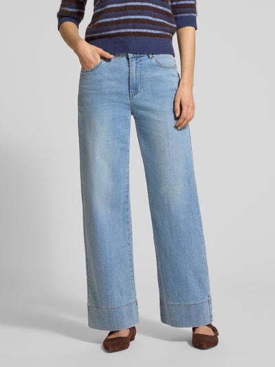 Frauenmodel trägt Wide Leg Jeans mit Eingrifftaschen von Buena Vista, hellblau, Baumwoll-Mix, Nahaufnahme Unterkörper, Damenmode.