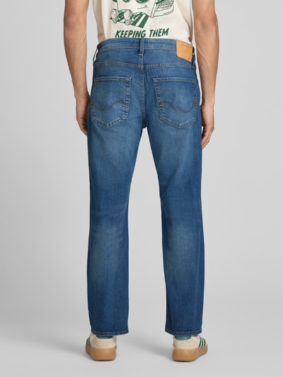 Mężczyzna nosi Straight Fit Jeans im 5-Pocket-Design Modell 'Clark' od Jack & Jones, mieszanka bawełny elastycznej, zapięcie na guzik i zamek błyskawiczny, szerokość w rozmiarze 32/32: 44 cm, długość wewnętrzna nogawki: 74 cm, widok całej sylwetki od tyłu.