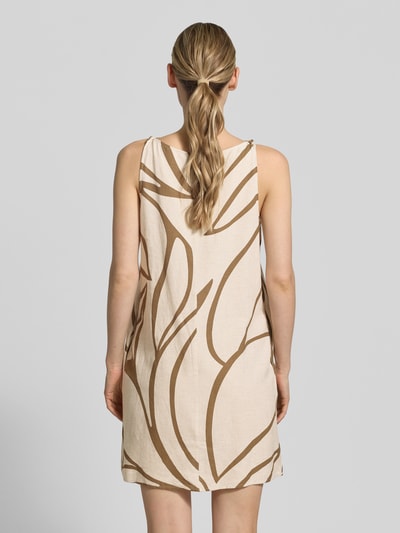 Vrouwenmodel draagt mini-jurk met linnen en viscose, loose fit, model 'PRISILLA', boothals van Vila, ruglengte maat 36: 83 cm, borstwijdte: 46 cm, lichte kleur met bruine lijnen, grove textuur, ganzkörperansicht Rückansicht.