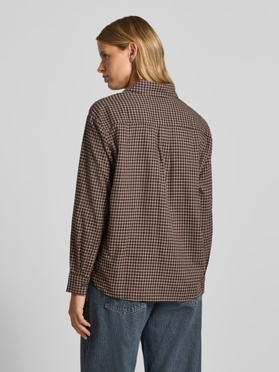 Männermodel trägt Relaxed Fit Langarmbluse aus reiner bawełna von Marc O'Polo DENIM, brązowa krata, widok całej sylwetki z tyłu