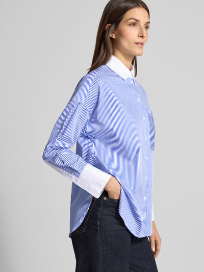Frauenmodel trägt Regular Fit Hemdbluse mit Brusttasche von Christian Berg Woman in Blau-Weiß, reine Baumwolle, Ganzkörperansicht von vorne