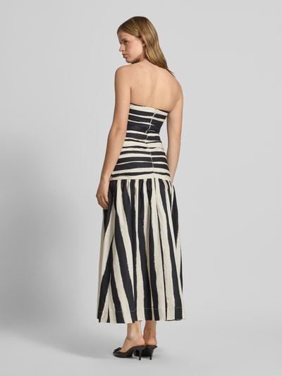 Frauenmodel trägt Midikleid in Bandeau-Form Modell 'LISA' von Topshop aus Reine Baumwolle mit figurbetontem Schnitt, Schwarz-Weiß, Ganzkörperansicht Rückansicht.