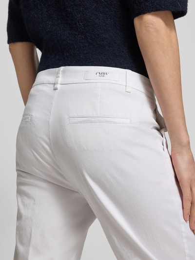 Vrouwenmodel draagt Slim Fit Jeans met fixeerde zoom Modell 'Stella' van Cambio, elastische katoenmix, wit, detailopname achterzijde.