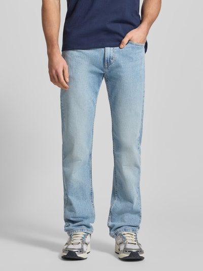 Męski model nosi Straight Fit Jeans mit 5-Pocket-Design od Levi's®, jasny niebieski, bawełna z elastanem, widok całej sylwetki z przodu.