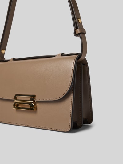 Produktfoto, Shoulder Bag aus echtem Leder von Victoria Beckham in Beige mit Zier-Applikation aus metallic, Ziernähte, verstellbarer Schulterriemen, Hauptfach mit Überschlag, Maße ca. 20 cm Breite, 12 cm Länge, 8 cm Tiefe.