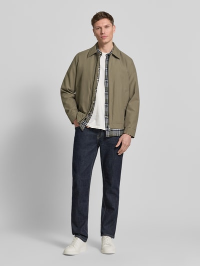 Mężczyzna model nosi Regular Fit Blouson mit Umlegekragen Modell 'LIGHT 2.0' od Strellson, kolor jednolity, z długim rękawem, zapięcie na zamek, elastyczne wykończenie, kieszeń napoleonka i boczne kieszenie, widok całej sylwetki z przodu.