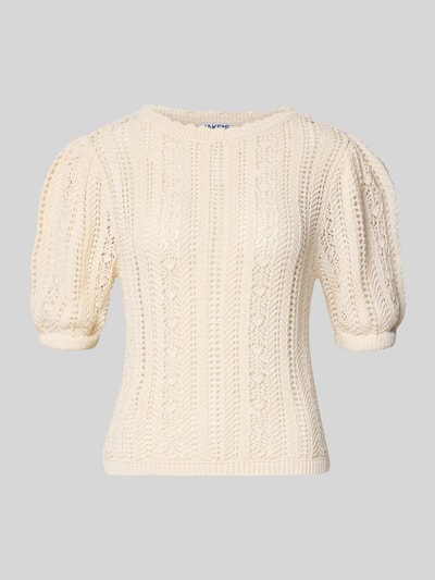 Produktfoto, cremefarbenes Strickshirt mit Rundhalsausschnitt und Wellensaum von Jake*s Casual aus Baumwoll-Mix, Regular-Fit, Textur in feiner Lochmusteroptik