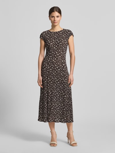 Frauenmodel trägt Midikleid im Allover-Look Modell 'POME' von Mango, figurbetonter Schnitt, florales Muster, Ganzkörperansicht von vorne.