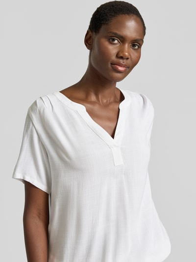 Frauenmodel trägt Regular Fit Bluse aus reiner Viskose von Tom Tailor, Optik: Unifarben, V-Ausschnitt, Material: Viskose, Nahaufnahme Oberkörper