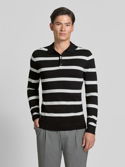 Männermodel trägt Strickpullover mit Polokragen Modell 'VERO' von MCNEAL, schwarz-weiß gestreift, Viskose-Mix, Nahaufnahme Oberkörper.
