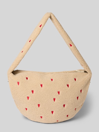 Produktfoto, Shoulder Bag aus Teddyfell mit Logo-Detail von Studio Noos, beige mit roten Herz-Stickereien, Reißverschluss, Schulterriemen, 49x37x11 cm, Länge Riemen 86 cm, weiche Textur, Allover-Motiv-Stitching.