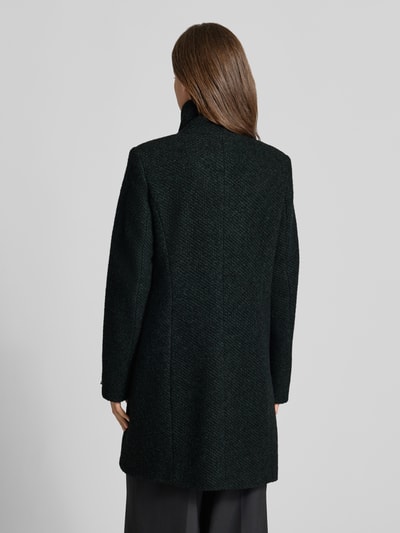 Kobiece modelka nosi czarny płaszcz z fakturowanym wzorem, wpuszczane kieszenie, stójka, krój slim fit, Model 'LISETTE' od Milo Coats, mieszanka materiałów z dodatkiem żywej wełny, zapięcie na guzik, widok całej sylwetki z tyłu.
